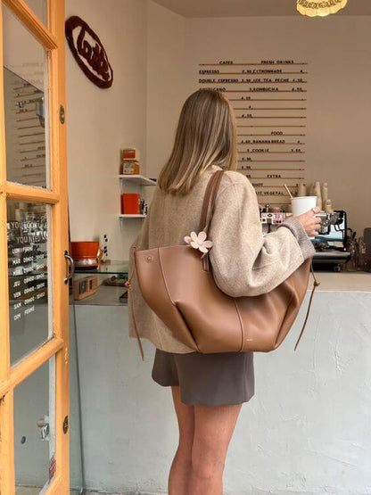 Pernilla – Formbetonte Tragetasche mit Seitenraffung